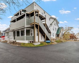 Concord, NH - Entire Place - Pet Friendly - Mins to Elliot - Queen Bed - Concord - Budova