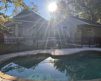 Decca's Uptown Oasis - Siloam Springs - Pool