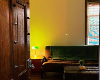 Ironbound 4 Bdrm Industrial Suite! Free Parking - Newark - Living room