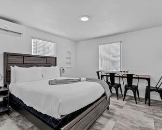 Lovely 2br Studios-Suite Walking Distance To Ocean - Hollywood - Bedroom