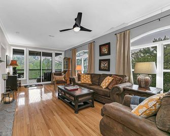 Amazing Mountain Falls Retreat 3br/2 - Lake Toxaway - Sala de estar