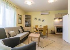 5 min from beach and center of Bol - Bol - Living room