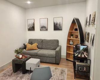 Quiet cottage near Sproat Lake & just 10 minutes from Port Alberni. - Port Alberni - Living room