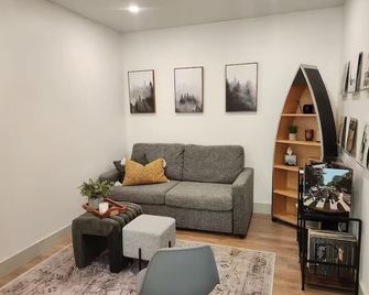 Sproat & Cedar Cottage - Port Alberni - Living room