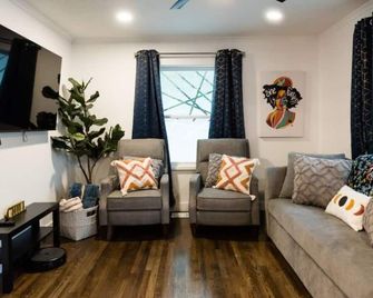 Rise & Grind Slc/ High-End Style / Gated & Garage. - South Salt Lake - Living room
