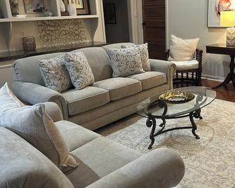 Relax in this spacious home, nestled in a quiet neighborhood, close to I-20. - Ruston - Huiskamer