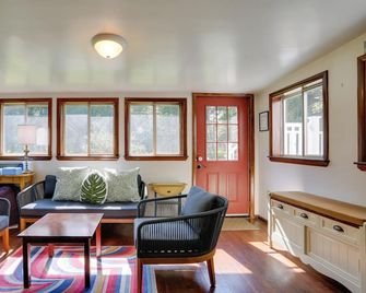 Woodstock Getaway w/ Hot Tub ~ 2 Mi to Dtwn! - Woodstock - Wohnzimmer