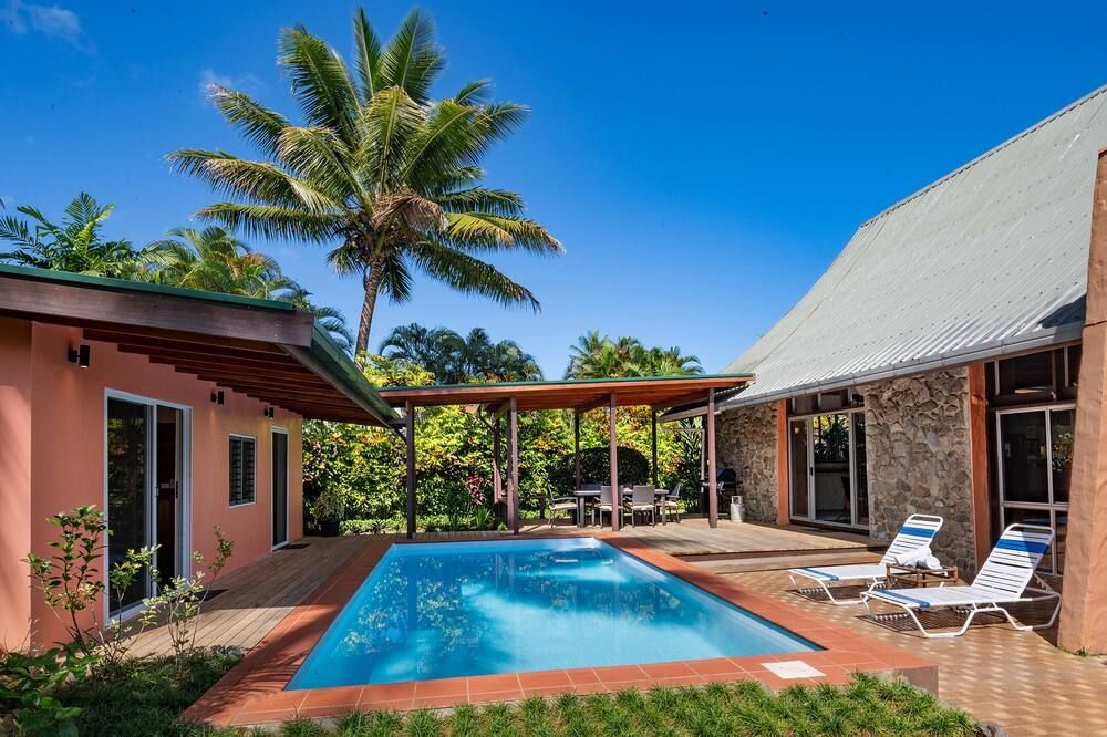 Pool, backyard retreat, free WIFI, walking distance to the beach & restaurant - Pacific Harbor - בריכה