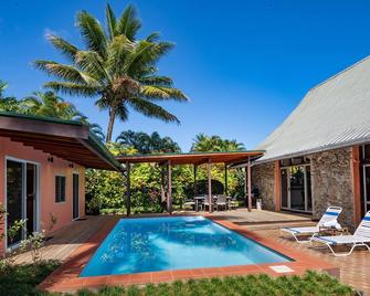 Pool, backyard retreat, free WIFI, walking distance to the beach & restaurant - Pacific Harbor - Pool