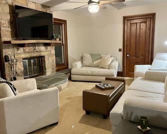 Family Farmhouse Getaway|8br| Guest House| Pool| Barn W. Bball/Gym/Pool Table - Ontario - Living room