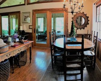 Lake Lanier Escape - Secluded Cabin on Quiet Cove with Two-Story Dock - Dawsonville - Eetruimte