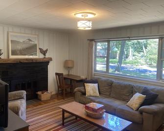 Relaxing Home w/pool and steps away from beach - Mattituck - Living room
