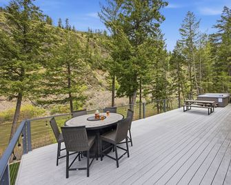 Blackfoot Riverfront House with Hot Tub & Relaxing Views- Minutes to KettleHouse - Greenough - Balcony