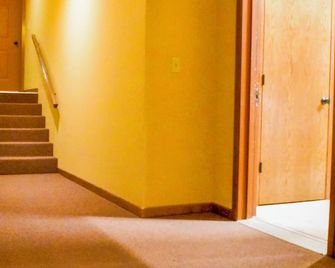 Steps to the Square! Walk to Coffee, Dining, & Big Spring Park - Neosho - Hallway
