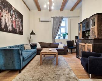 Bohemian Hideout, Old Town, Tartu Home - Tartu - Living room