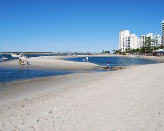 Sunburst Motel - Biggera Waters - Beach