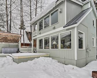 Cabin with Hot Tub and Views 1 Mile to Alyeska Resort - Girdwood - Edificio