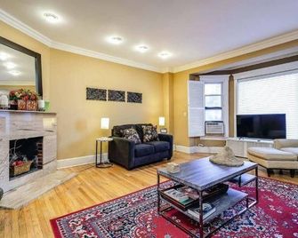 Historic and Unique Brownstone in Gold Coast - Downtown - 3 - Chicago - Living room