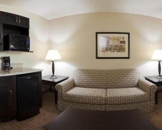 Holiday Inn Express & Suites Madison-Verona By IHG - Verona - Huiskamer