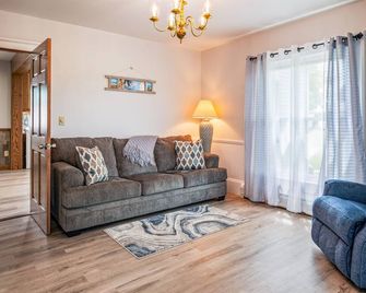 12 Guest | New Hot Tub | Fire Pit | Near Wineries - Penn Yan - Living room