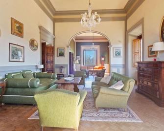 Cosy Holiday Home in Borgo San Lorenzo With Swimming Pool - Borgo San Lorenzo - Living room