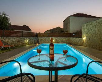 Skandalis Traditional Suites - Chorafakia - Piscina