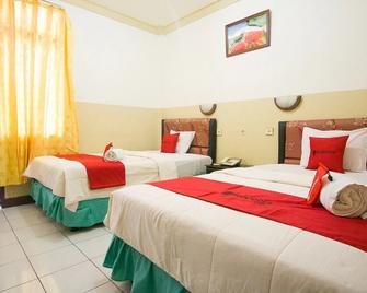 RedDoorz plus near Pelabuhan Bitung - Bitung - Habitación