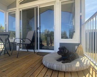 14 - Paddlers Cove Cottage - Port McNeil - Balcón