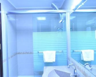 Hotel Arca Lui Noe - Sinaia - Bathroom