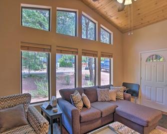Near Golfing and Hiking Payson Family Cabin! - Payson - Huiskamer