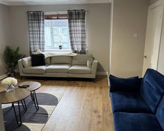 Burns House - Livingston - Living room