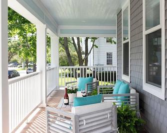 5 Minute Walk to Downtown Mystic! - Mystic - Balcony