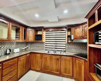 Pineridge Hideaway 1 Bedroom Apartment #1 - Arouca - Kitchen