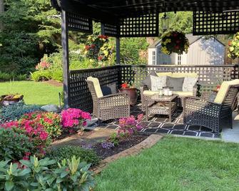 Cozy like home Rural feel in urban area central to sightseeing . Close to shops - Aldergrove - Patio