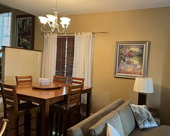 Newly refreshed lovely quiet 3 bdrm corner unit, fully furnished, hi speed wifi - Bromont - Jídelna