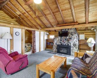 Rustic Bemidji Cabin with Boat and Lake Access! - Bemidji - Living room