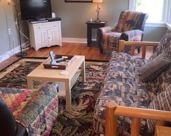Blueberry Cottage Lake Champlain - Plattsburgh - Living room