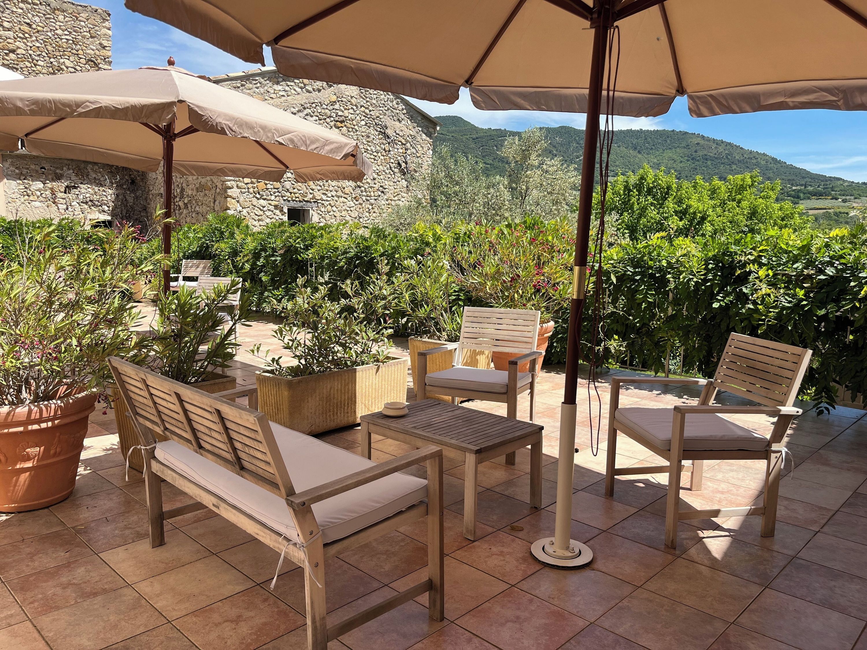 Logis Hôtel La Bastide des Monges - Nyons - Patio
