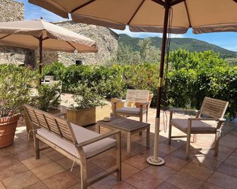 Logis Hôtel La Bastide des Monges - Nyons - Patio