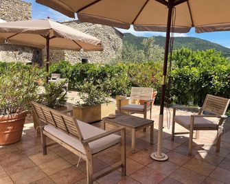 Logis Hôtel La Bastide des Monges - Nyons - Patio