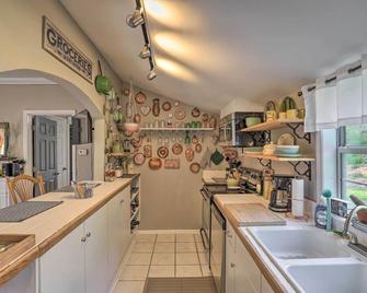Stylish Woodfin Home with Backyard and Fire Pit - Woodfin - Kitchen