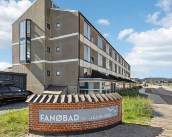 This compact and inviting holiday apartment is just a few steps away from Fanø's wide north beach. - Fanø - Bygning
