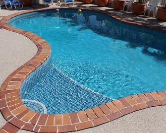 Le Lavandou Holiday Apartments - Broadbeach - Piscina