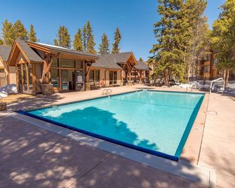 Timbernest Blue Spruce Condo: Sweet Breck Location - Breckenridge - Piscina