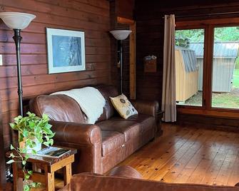 Georgian Bay 3 Bedroom Chalet - Annan, Ontario - Balmy Beach - Living room