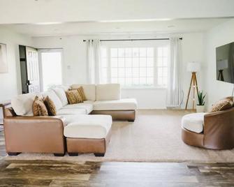 Scenic Farmview House w/ Hot Tub and Rec Room - Lancaster - Sala de estar
