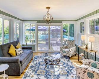 Tilghman Island Retreat By Knapps Narrows! - Tilghman - Living room