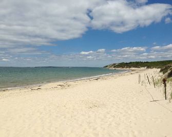 Charming Lambert is Cove Escape, stroll to Exclusive Tine Beach and Pond - West Tisbury - Plaża