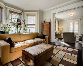 3 - 4 Bdrm Victorian Beach House - Asbury Park - Living room