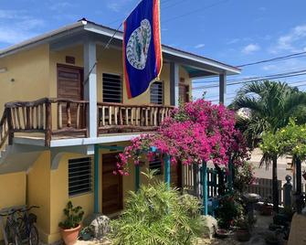 All Seasons Guest House - Hopkins - Building